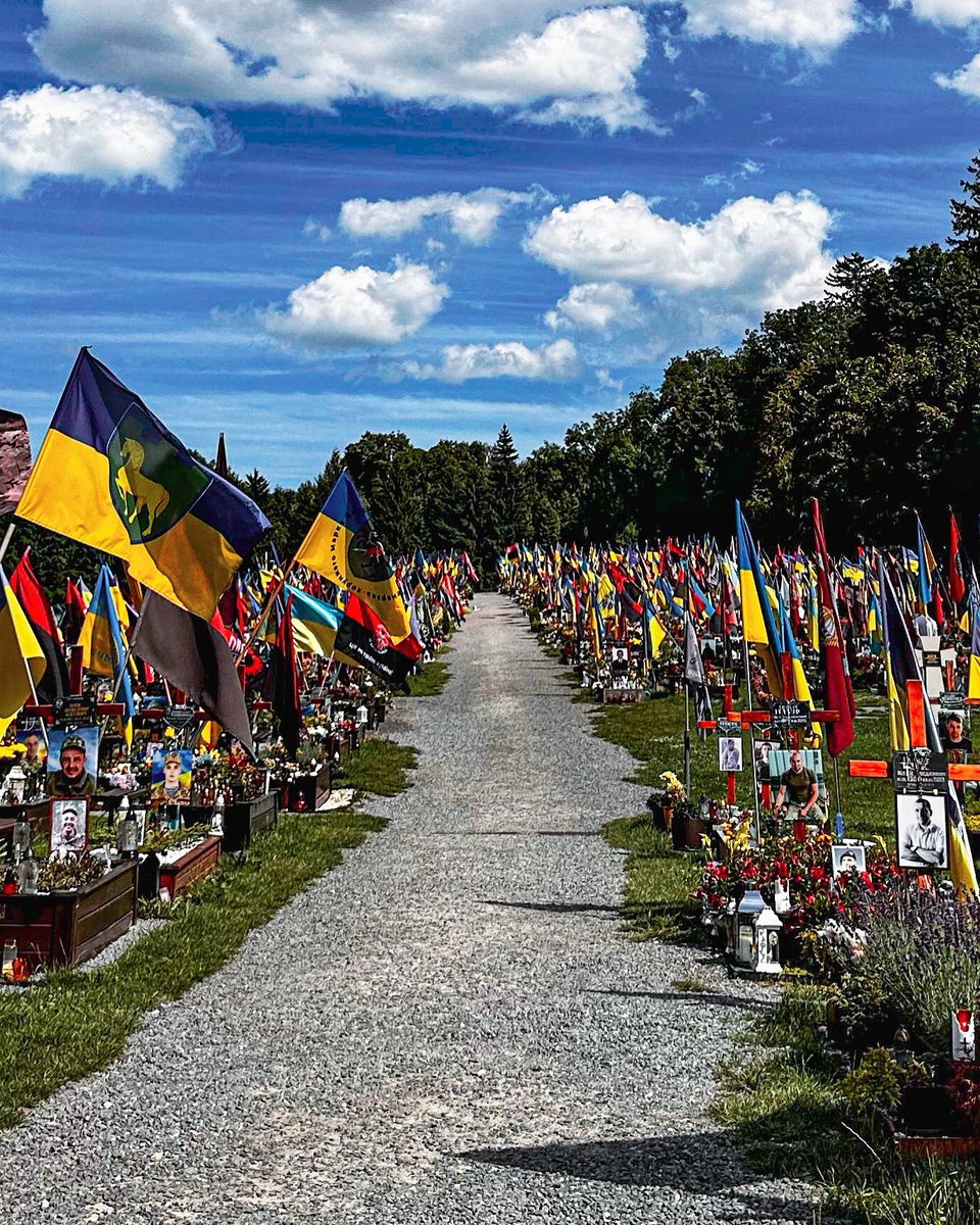 Neljäs suomalainen taistelija on kaatunut Ukrainassa. 

Emme ikinä tule unohtamaan heitä, jotka vapaaehtoisesti tarttuivat aseisiin puolustakseen Ukrainan vapautta ja itsemäärämisoikeutta. Jokaisella on oikeus elää rauhassa.