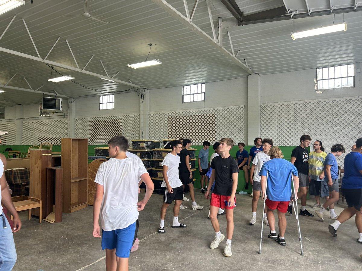 Proud of Monarch Football for helping out the Hope Center! The Hope Center helps many families in our community! Thanks to them for allowing us to help!  #community!