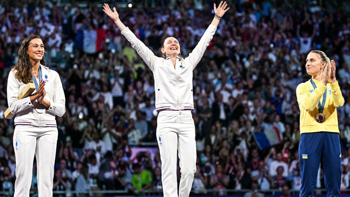 MMArena_'s tweet photo. Grosses pensée à Manon Apithy 🥇 et à Sarah Balzer 🥈 à qui on a privé le plus beau moment de leur vie du direct sur la chaîne nationale françaises.

Quelle honte envers nos championnes françaises.🇫🇷

#Paris2024 https://t.co/qYbuBdjO8J