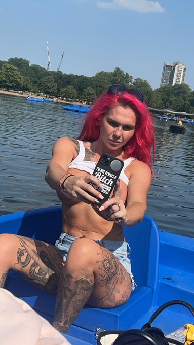 My love has been pushed back half hour tonight. So I&rsquo;ll be starting at 11pm guys  https://t.co/cLO3SPnVdw