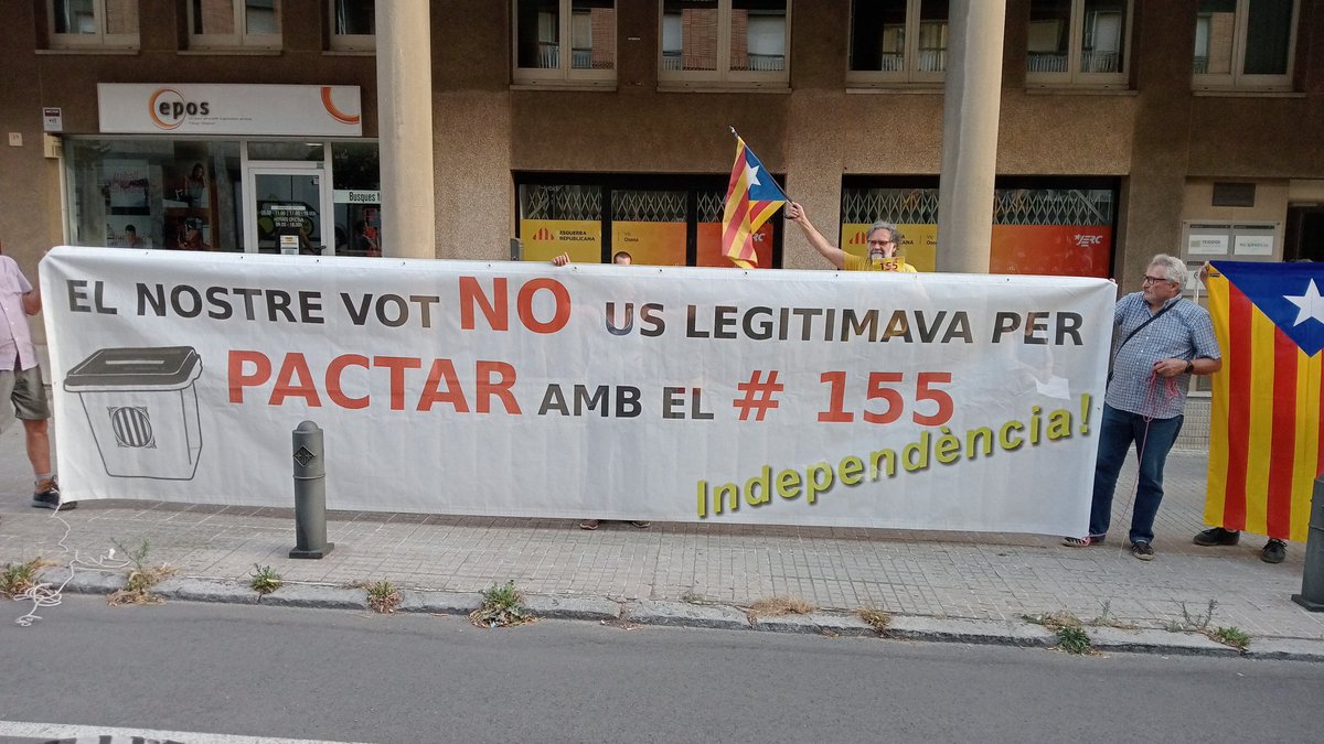 anna_matas's tweet photo. Tots en tromba..... defensant el pre-acord, que saben que és paper mullat.  Doncs això.... #vic #NovolemIllaPresident #no155 @Esquerra_ERC https://t.co/M8PtSPGptx