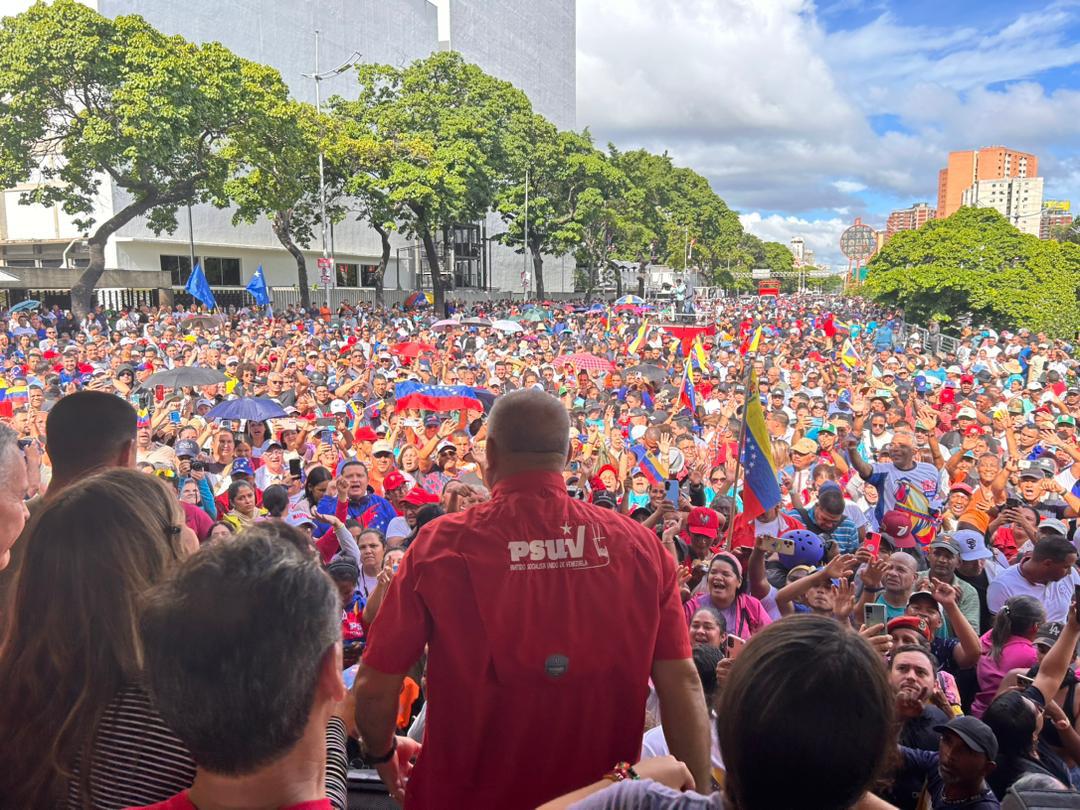 ChrisRodrigAl's tweet photo. 🔴🇻🇪 Le peuple chaviste s'avance vers Miraflores, le palais présidentiel, appelant à respecter les résultats qui donnent gagnant le président Maduro et à défendre la démocratie face aux fascistes. #EleccionesVenezuela2024 https://t.co/FQhVlUXKfS
