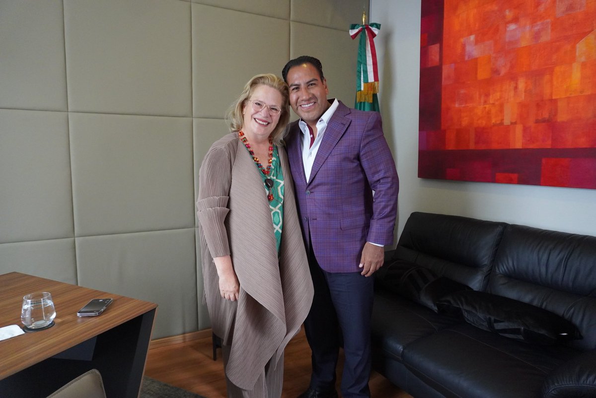 ramirezlalo_'s tweet photo. Me reuní con la embajadora de México en el Reino Unido de la Gran Bretaña e Irlanda del Norte, Josefa González Blanco Ortiz Mena, con quien platicamos sobre promover un sistema de becas para estudiantes universitarios de Chiapas en universidades de esa región europea, así como impulsar un encuentro cultural entre la entidad y el Reino Unido.

En la Nueva ERA vamos a posicionar a Chiapas como un destino turístico natural para el mundo.