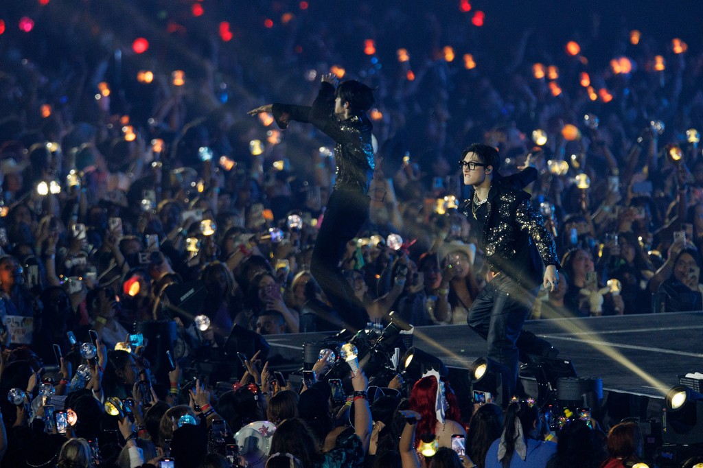 GlobeLifeField's tweet image. ATEEZ IN ARLINGTON ⚡️

@ATEEZofficial fans packed Globe Life Field on Sunday, marking the first-ever concert by a K-pop boy band at the venue!

Globe Life Field has 5️⃣ concerts remaining this year. Check out the rest of our 2024 lineup⬇️
🔗: l8r.it/QCpR