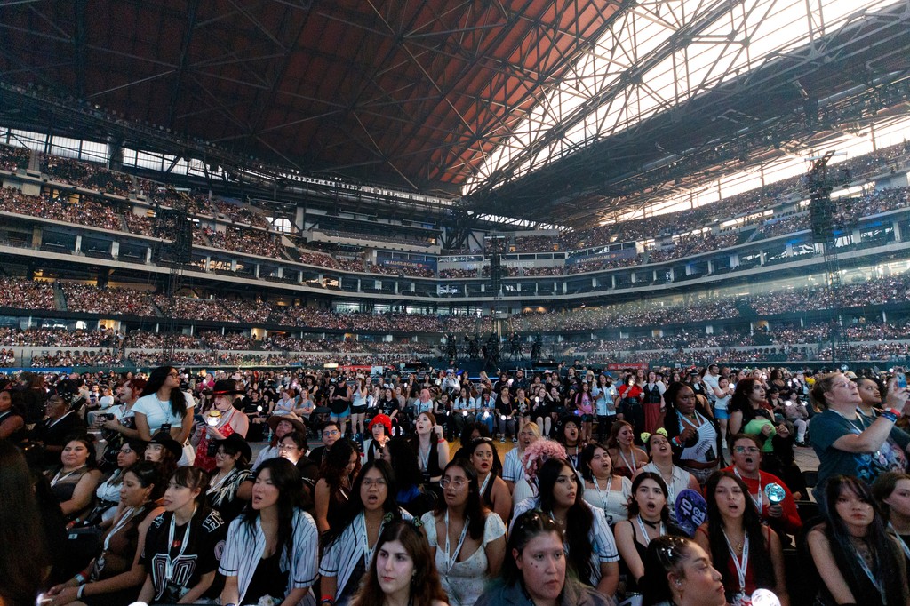 GlobeLifeField's tweet image. ATEEZ IN ARLINGTON ⚡️

@ATEEZofficial fans packed Globe Life Field on Sunday, marking the first-ever concert by a K-pop boy band at the venue!

Globe Life Field has 5️⃣ concerts remaining this year. Check out the rest of our 2024 lineup⬇️
🔗: l8r.it/QCpR