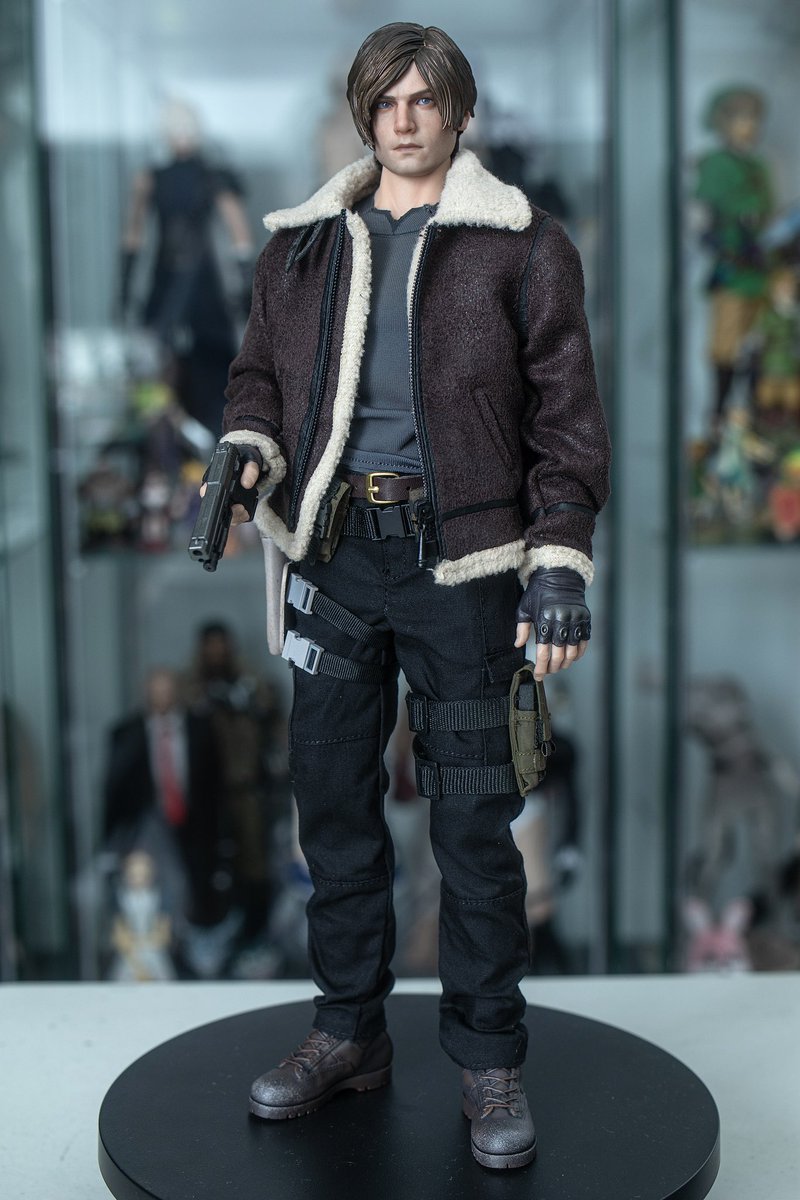 Master Team Toys 1:6th Leon S Kennedy figure is exquisite!
