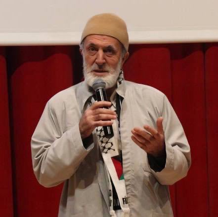 🗣️ İlahiyatçı Mehmed Göktaş:

“Hamasi duygularla beklenti içine giren kardeşlere sesleniyoruz;

Kemalist Türkiye’den Gazze’ye hiçbir yardım, hiçbir imdat ulaşamaz.

Kemalizm ile Gazze tam olarak zıt kutuplardadır, biri mağriptedir öteki maşrıkta. Onun için Gazze askeri ve fiili