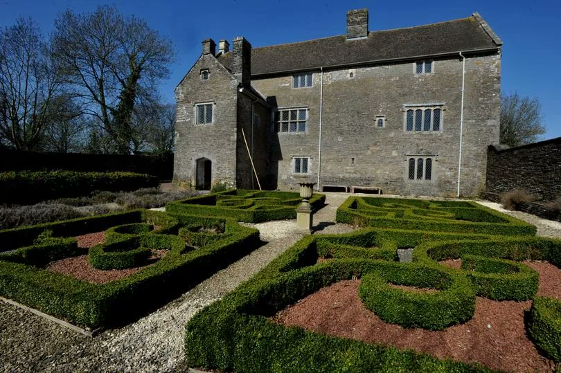 Awful news - Llancaiach Fawr Manor, Caerphilly's "most haunted" historical house, is under threat of closure:
"A popular tourist destination in Wales is at risk of closure as a council seeks to save money"
walesonline.co.uk/news/local-new…