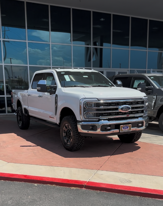 Drive like a King. 👑

#TruckThursday #FSeries #KingRanch #FordTremor #F250 #SuperDuty #Tremor #FordTrucks #PIckUpTruck #FordSuperDuty #BuiltFordTough

fordcountryhenderson.com/viewdetails/ne…