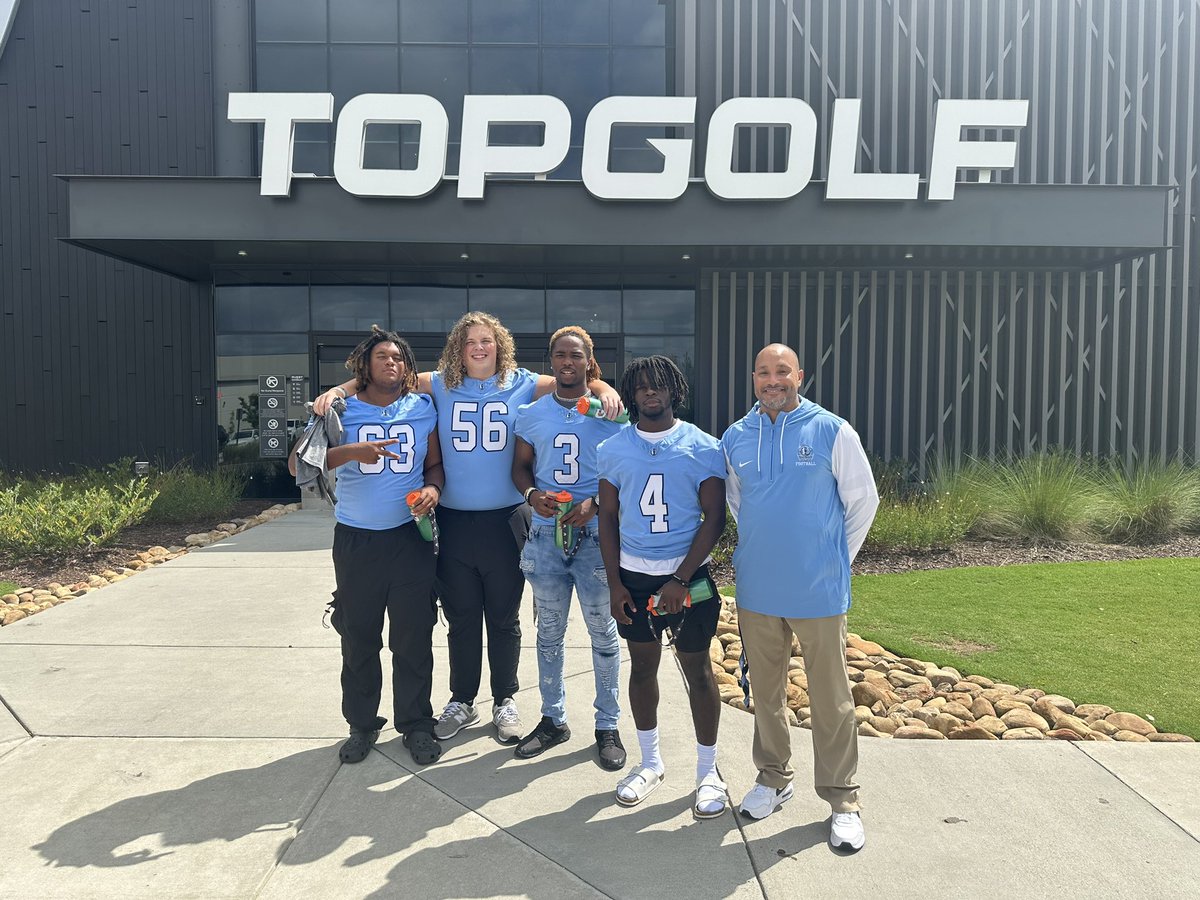 deucerecruiting's tweet photo. Shout out to the Meadowcreek @MustangsFB_N2B, HC @coachTWoff and their Captains. LB @WalterHughley1 _ , RB James Mitchell, OL @Jabar1Sp and OL @Ari_Shepherd_ Good luck this season! https://t.co/2pCnkXbUic