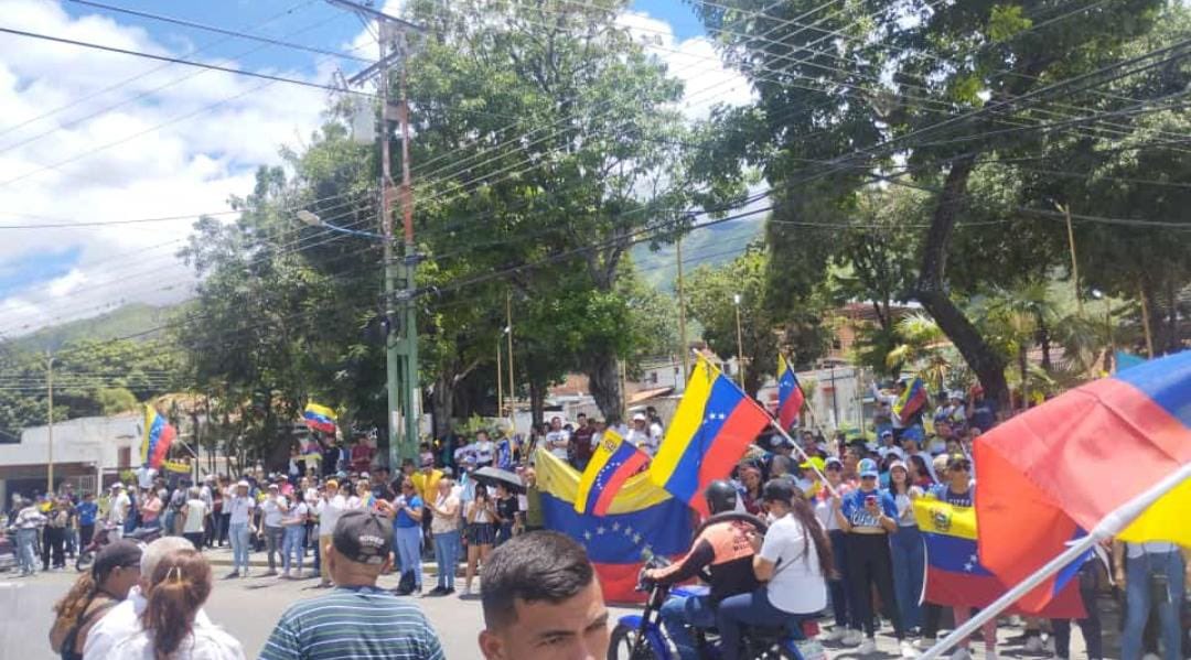 #AHORA Ciudadanos del Mun. Diego Ibarra se concentran en la Plaza Bolívar de Mariara en rechazo al fraude electoral de Maduro y a la violencia

Tenemos derecho a defender nuestros votos en paz y hacer respetar la voluntad de los venezolanos

#YoDefiendoMiVoto #TenemosLasPruebas