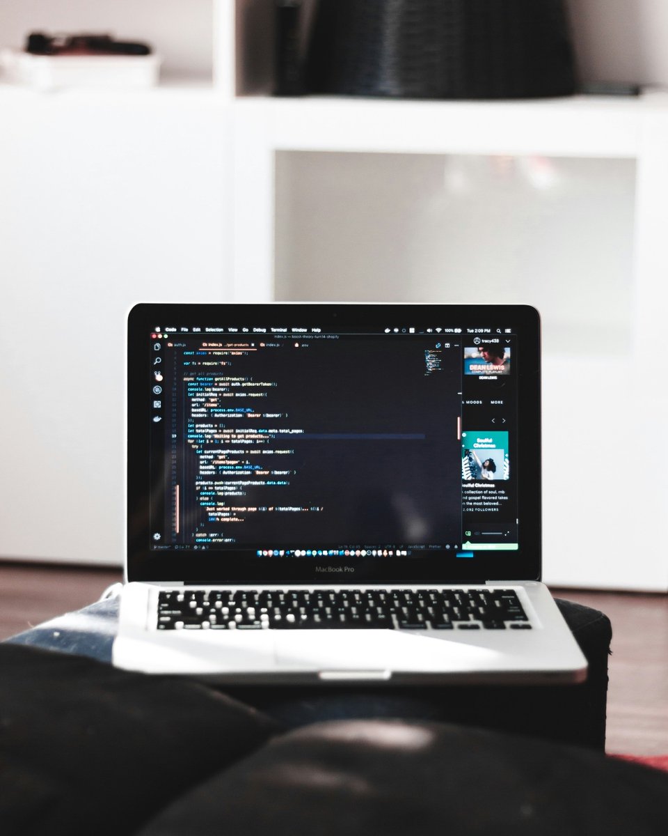 brandbuffagency's tweet image. Wir setzen auf Visual Studio Code! 🚀✨
Setzt du auch Visual Studio Code ein? Teile deine Erfahrungen mit uns! 💬
#brandbuff #codeeditor #coding #codinglife #codingtools #debugging #development #devtools #editor #extensions #frontend #intellisense #javascript #opensource