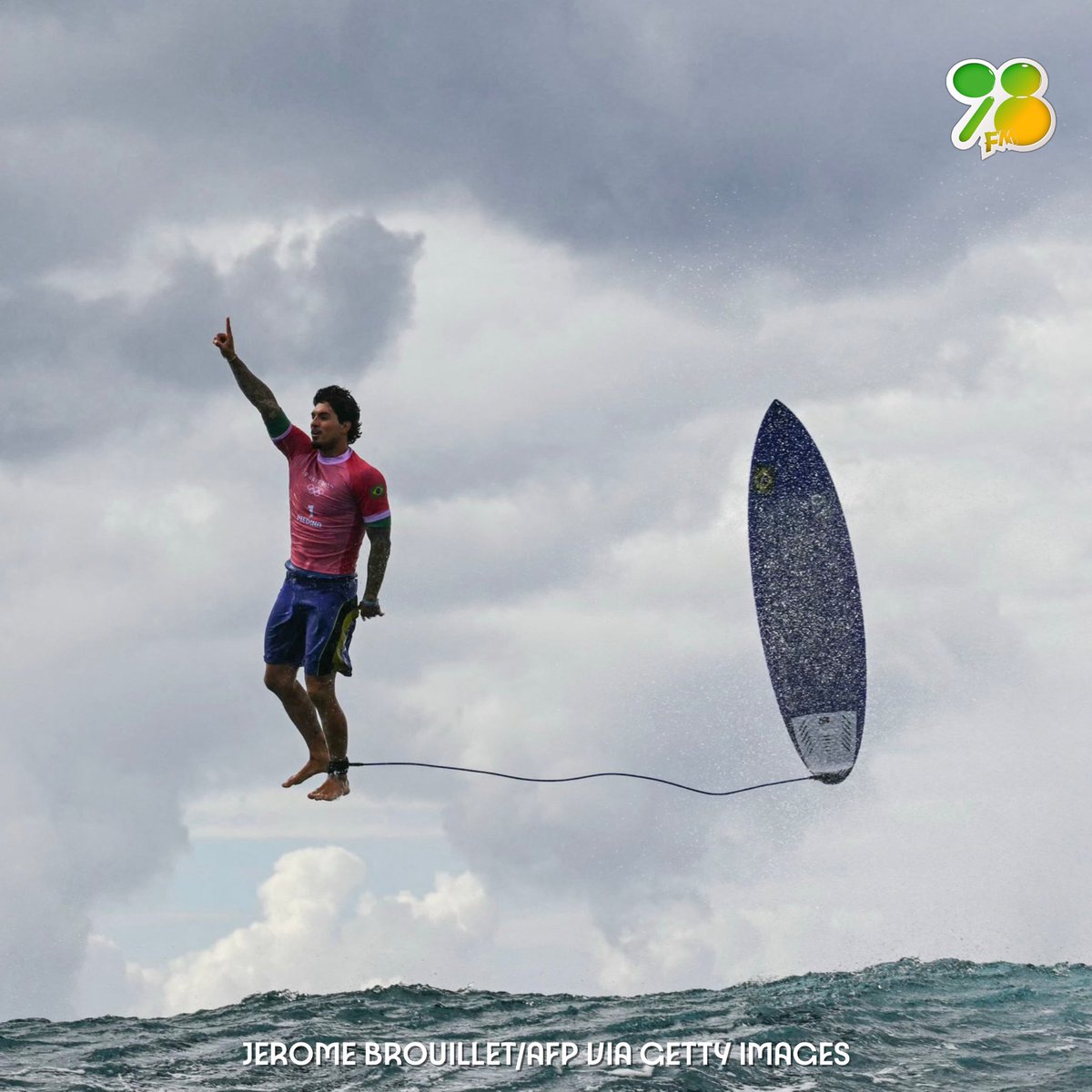 radio98to's tweet photo. Medina, insano! 🤯

Hoje o querido enfrenta o brasileiro João Chianca, nas quartas de final. A medalha vem aí? 🥉🇧🇷 https://t.co/RBIpKHJ7ps