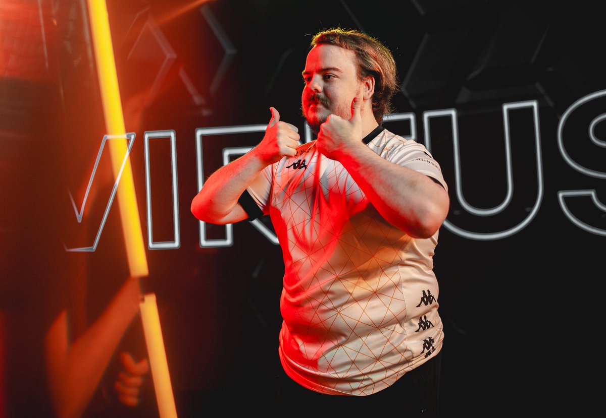 Can somebody please turn the heat up because it's getting kind of cold in here 🥶

Who's got the coolest pose so far? 👇

<a href="/Disguised/">DSG</a> 🤫
<a href="/TSM/">TSM</a> 💪
<a href="/virtuspro/">Virtus.pro</a> 👍

#EsportsWorldCup #ApexLegends