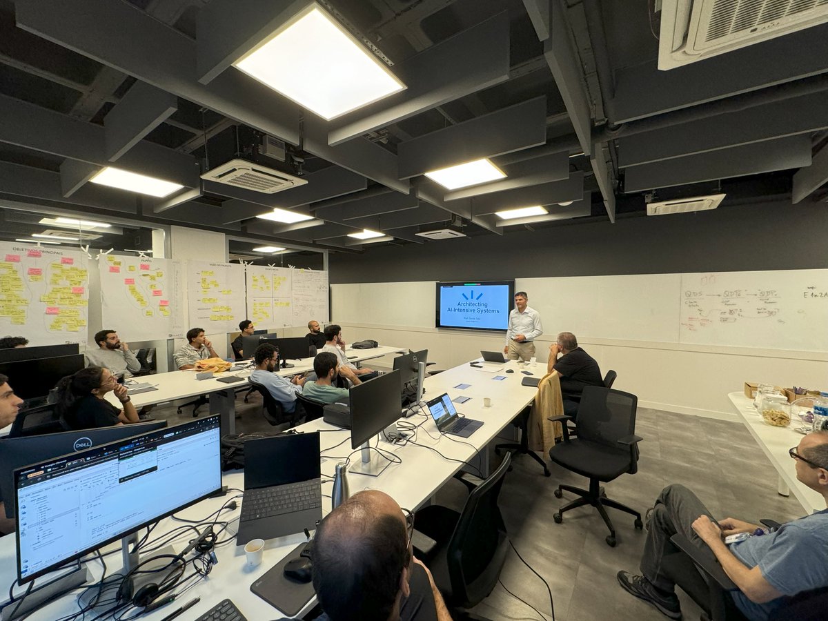 prof_kalinowski's tweet image. Yesterday, at the ExACTa PUC-Rio lab in Rio de Janeiro, we were honored to host Prof. @davidetaibi (University of Oulu), a leading expert in software architecture and a valued member of the @ISERNCommunity.

Prof. Taibi delivered an insightful talk on &quot;Architecting AI-Intensive…