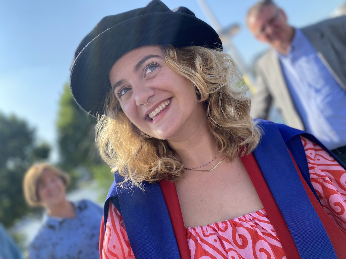 KTNThompson's tweet image. Big floppy hat and big smiles from London!!