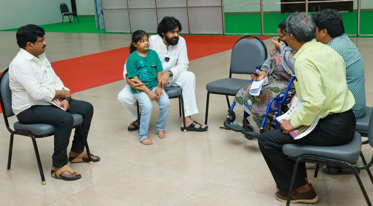 JanaSenaParty's tweet image. సీబీఐకి అప్పగించమని జీవో ఇచ్చారుగానీ... ముందుకు తీసుకువెళ్లలేదు 

•ఉప ముఖ్యమంత్రి శ్రీ పవన్ కళ్యాణ్ గారిని కలసి వినతి పత్రం అందించిన సుగాలీ ప్రీతి తల్లి శ్రీమతి పార్వతి 

 ‘మా అమ్మాయి సుగాలీ ప్రీతిపై అఘాయిత్యానికి పాల్పడి హత్య చేసిన కేసును సీబీఐకి అప్పగిస్తూ గత ప్రభుత్వం జీవో