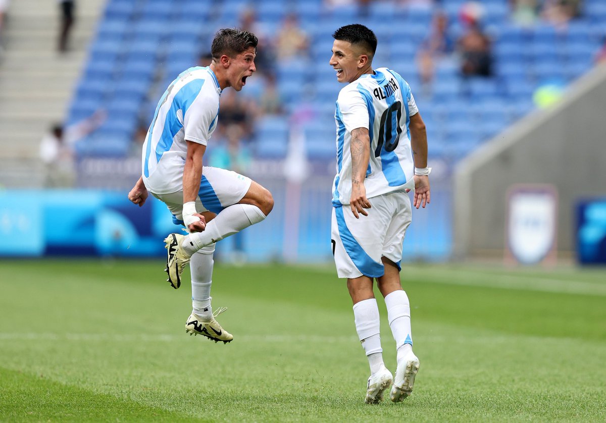 Atleti's tweet photo. 🇦🇷 @giulianosimeone estará en cuartos de final del torneo de fútbol de #Paris2024 

El delantero de @Argentina disputó completo, y firmando una destacada actuación, el partido en el cual la albiceleste selló su clasificación tras ganar por 2-0 a Ucrania.

¡Enhorabuena! 👏 https://t.co/7KMbuZQW8Q