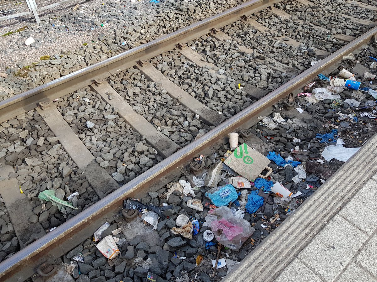 Lomaretki Helsingissä päättyi junaraiteiden roskaisuuden ihmettelyyn. Laiturilla on roskiksiakin, mutta jostain syystä roskat näyttävät päätyvän herkemmin raiteille 🤯 #helsinki #roska