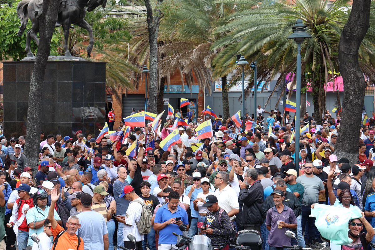 PartidoPSUV's tweet photo. #Catia 

¡Nos vamos a las calles! Nuevamente el pueblo venezolano sale a las calles de Caracas, para apoyar al Presidente reelecto @NicolasMaduro https://t.co/dz3JGojBEo