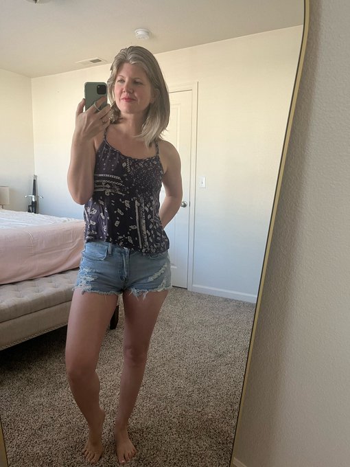 Titty Tuesday!!! 🎉🙌🏻  Better on or off? https://t.co/ZoZp9yAFSC