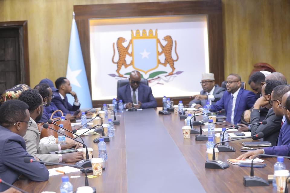 Waxaan kulan su'aalo weydiin ah la yeelanay wasiirka arrimaha Dibada Danjire Axmed Macalin Fiqi oo ay wehliyaan xoghayaha joogtada ah ee wasaaradda, qaar ka mid ah agaasime waaxeedyada iyo danjirayaal.
<a href="/SomaliPM/">OPM Somalia 🇸🇴</a> 
<a href="/MOFASomalia/">Ministry of Foreign Affairs 🇸🇴</a> 
<a href="/AhmedMoFiqi/">Hon. Ahmed FIQI</a> 
<a href="/OmarHashi114/">The Mullah</a>