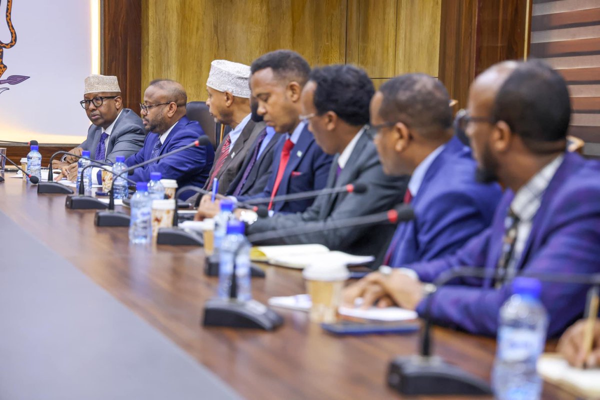 daahirsom's tweet photo. Waxaan kulan su'aalo weydiin ah la yeelanay wasiirka arrimaha Dibada Danjire Axmed Macalin Fiqi oo ay wehliyaan xoghayaha joogtada ah ee wasaaradda, qaar ka mid ah agaasime waaxeedyada iyo danjirayaal.
@SomaliPM 
@MOFASomalia 
@AhmedMoFiqi 
@OmarHashi114 https://t.co/44cJEXNAk1