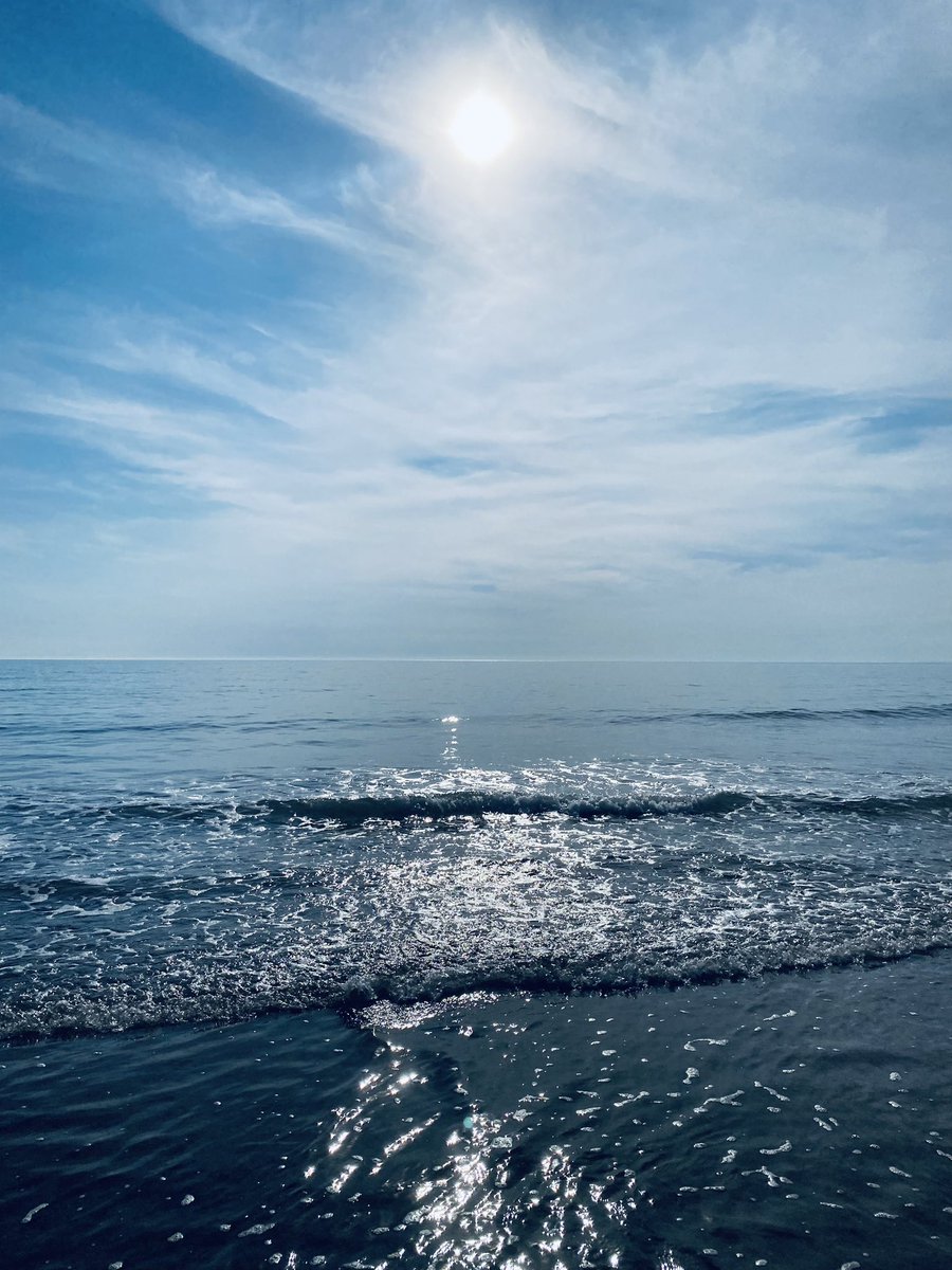 Juggling_Words's tweet photo. The sun shimmers over a gentle ocean.
Millions of years of evolution stencilled upon the cliff face.
Ripples in the sand forming an Art of its own making.
An evening meander along Bad Wolf Bay. π
#CardiffWest #Southerndown
#ADayInTheLife #MomentsOfZen https://t.co/K6BqDDPdLs