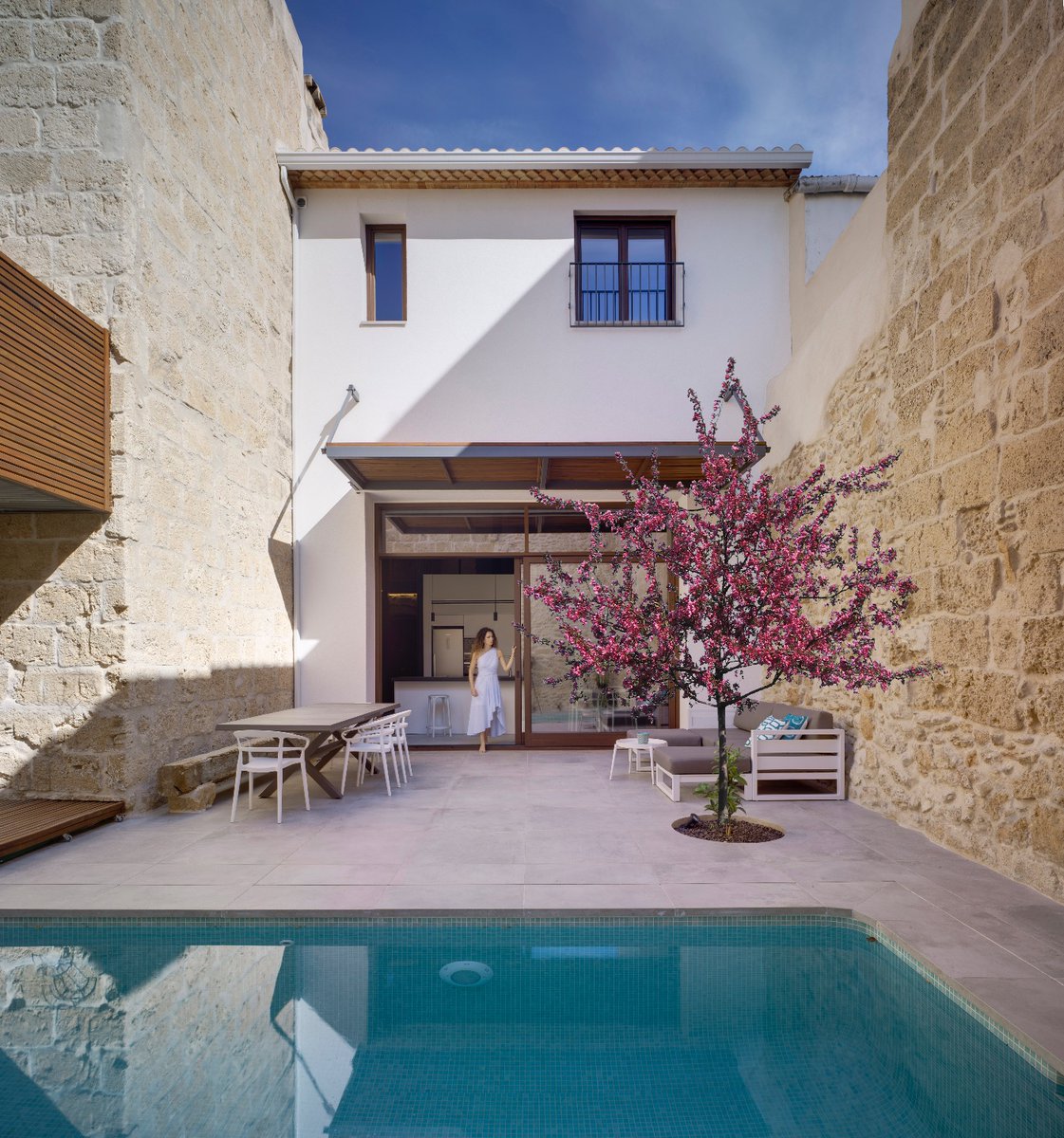 Maderayconstruc's tweet image. CASA TOSCA. Reforma de una vivienda del Siglo XII en el centro de Xàvea 👉 ow.ly/krNa50Q3Jqr

#Arquitectura Ghadban de Pascual architects 📷 David Frutos #Arquitecturademadera #MaderayConstrucción