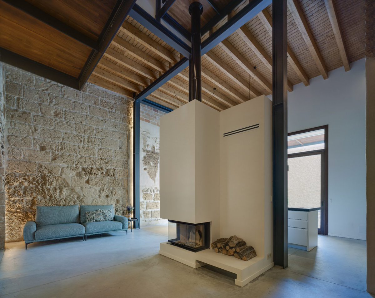Maderayconstruc's tweet image. CASA TOSCA. Reforma de una vivienda del Siglo XII en el centro de Xàvea 👉 ow.ly/krNa50Q3Jqr

#Arquitectura Ghadban de Pascual architects 📷 David Frutos #Arquitecturademadera #MaderayConstrucción