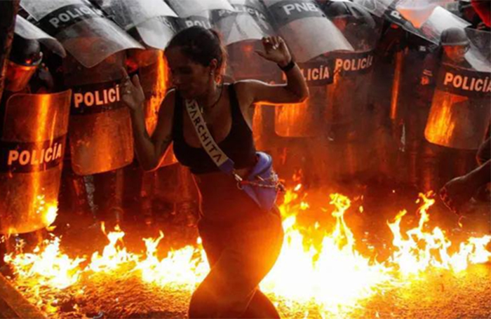 🤷¿Típica “revolución de color” de manual de CIA: se lanza a un nuevo golpe de Estado?

📌 Maduro informó sobre una serie de ataques violentos y la captura de varias personas.

📌 Los detenidos confesaron recibir 150 dólares por día y señalaron a los autores intelectuales

🧵🪡