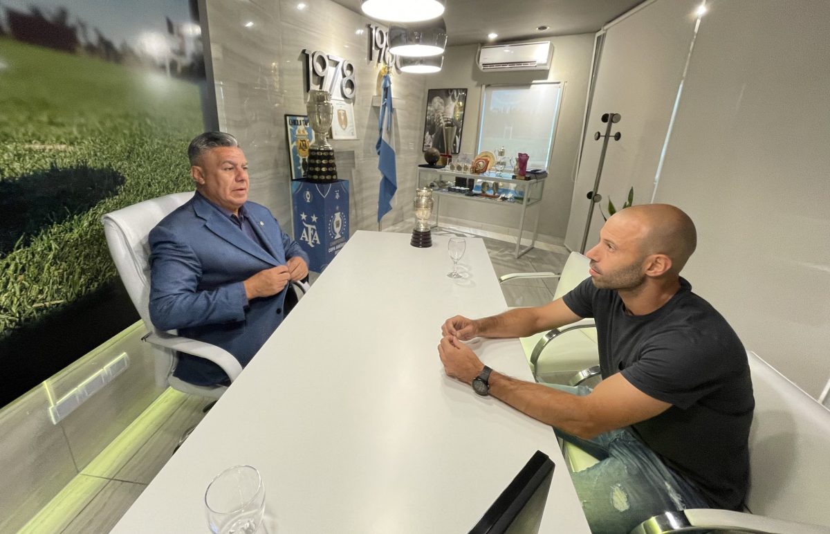 AHORA | #JJOOParis2024

Por pedido expreso de Claudio Tapia, la barra brava de #Boca, #River, San Lorenzo, Vélez y Sarmiento VIAJAN a Francia para estar en el partido de cuartos de #Argentina, donde posiblemente se enfrente al anfitrión.