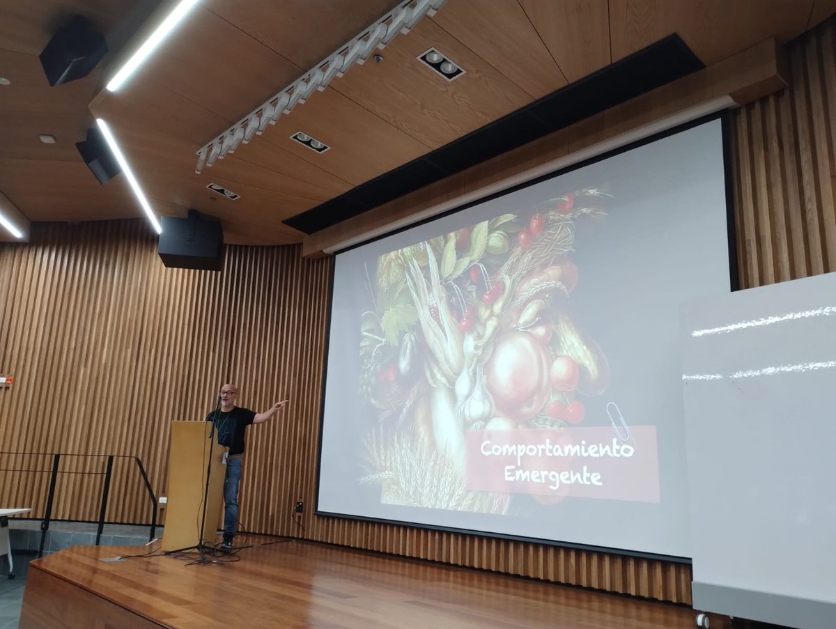 Iniciamos el 2º día ENREDANDO. <a href="/galeanojav/">Javier Galeano</a> inicia el día de ecología, food webs y complex networks. Diversas aplicaciones hoy en <a href="/LanetConference/">LANET</a>.