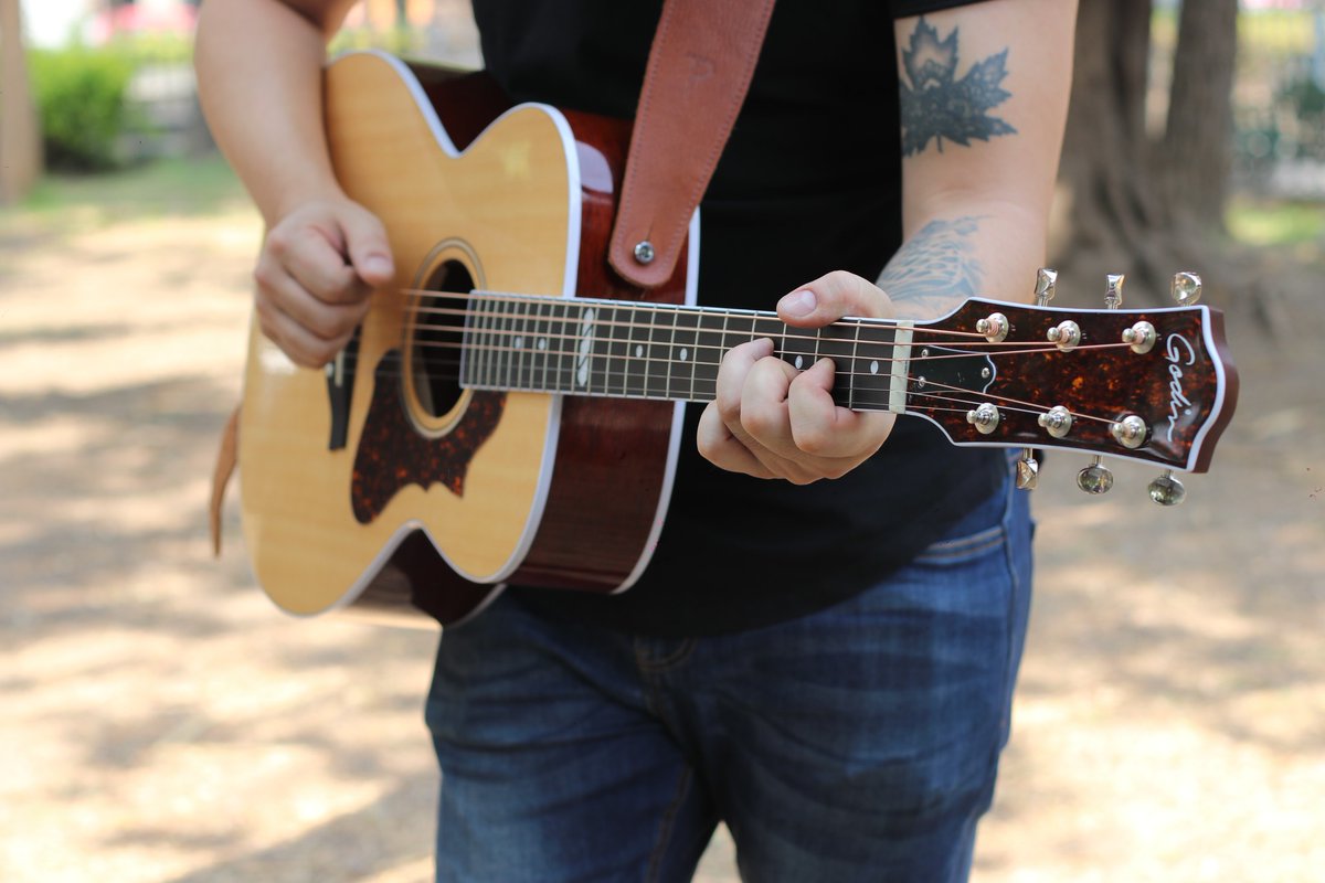 📷 ¿Qué canción tocarías con la guitarra Godin? 📷 Disponible en Top Music. #TopMusic #Godin