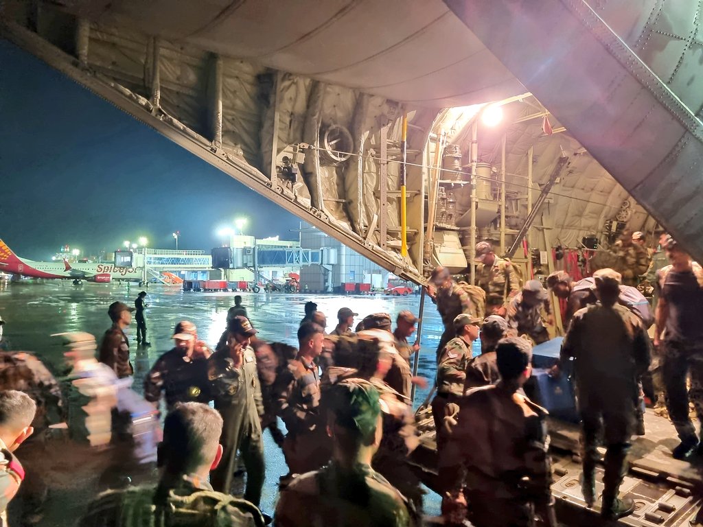 DefencePROTvm's tweet photo. The Indian Air Force Aircraft C130 carrying the second Column of troops along with rescue equipments from #Pangode Military Station #Trivandrum has landed in #Kozhikode . The troops will engage in rescue operations in #Wayanad. @giridhararamane #WayanadLandslide #WeCare https://t.co/13NiPIGjUs