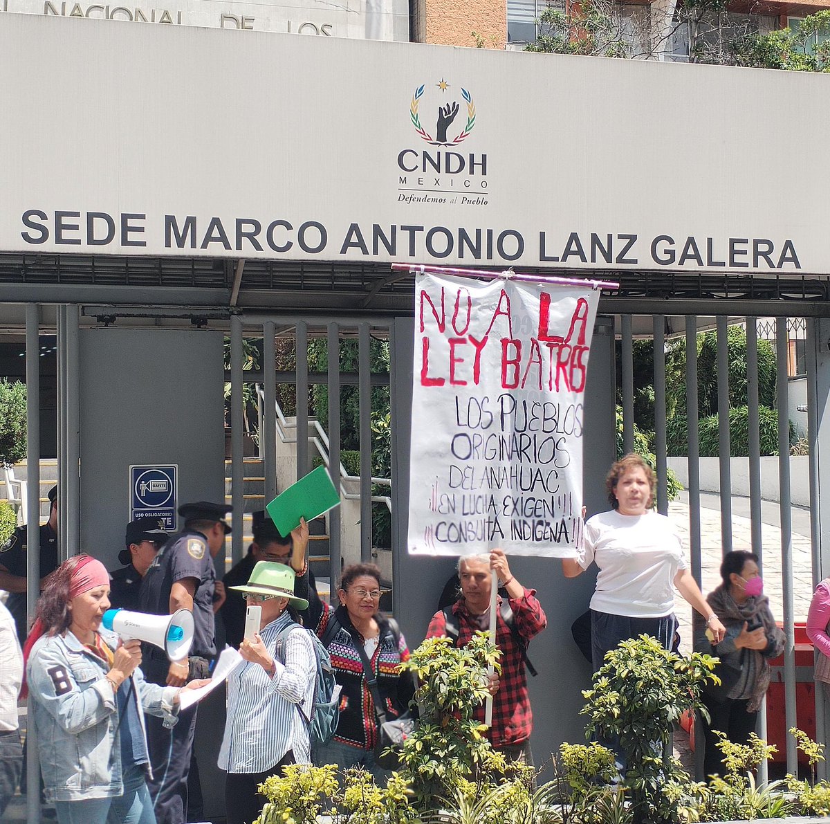 AbejorroMedia's tweet photo. #CDMX 🚨
#Bloqueo de 25 personas afuera de la #CNDH ubicada en #PeriféricoSur 3469 al cruce con #LuisCabrera, en la Colonia #SanJerónimoLídice, de la #Alcaldía #MagdalenaContreras.
Mantienen cerrada la lateral con dirección al #oriente y son de los #pueblos #originarios de la #Anáhuac, exigen consulta #indígena y están en contra de la #leyBatres.
En el lugar ya se encuentran elementos de la Secretaría de Seguridad Ciudadana (#ssc) de #tránsito agilizando la vialidad e incorporándolos a carriles centrales, también equipo #antimotín en el lugar para entrar en acción en caso de cerrar la #circulación por completo.
Info: @KaosAnwar