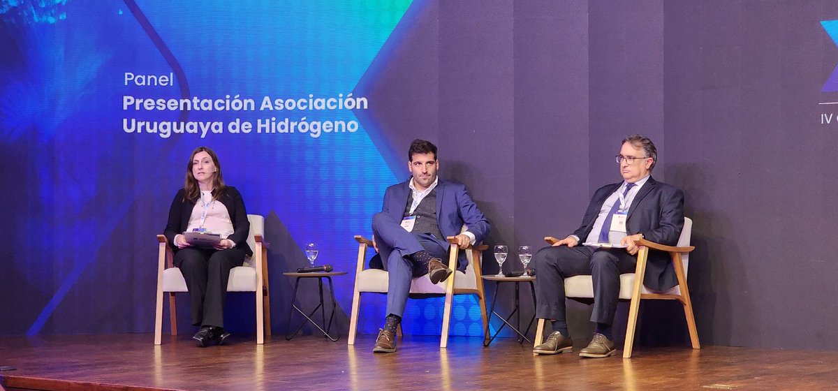 auderuy's tweet photo. ¡Comienza la presentación de la Asociación Uruguaya de Hidrógeno (AUH)! Hablan en estos momentos Gonzalo Irrazabal, director de Sustainable Business en Fraylog, e Ignacio Morga, presidente de AUH. #LATAMrenovables #EnergíaDelFuturo #CompromisoNacional https://t.co/QmU2ltHtxe