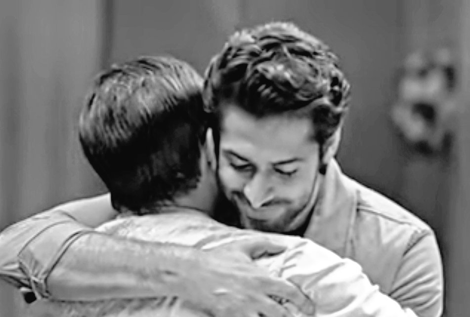 AforArpita's tweet image. The givers are so used to with only giving that sometimes even the universe takes everything from them leaving them with empty hands
I'll remember #Vanshaj as the tale of sacrifices made by,
Vidur Bharadawaj aur Vidur Bharadawaj ka Beta towards Mahajans 🎲
Mohit &amp;amp; Ali Sir 💐💫🙏🏻