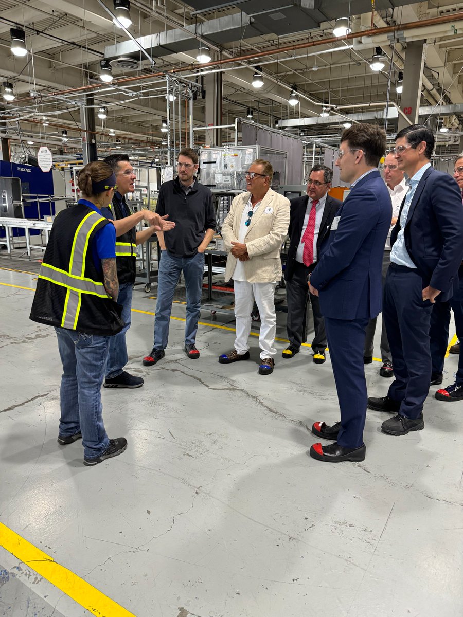 PoweredByEos's tweet image. Seeing is believing! It was a pleasure having our customers witness our first state-of-the-art manufacturing line in action and meet the dedicated employees who make it all happen. Better never stops!