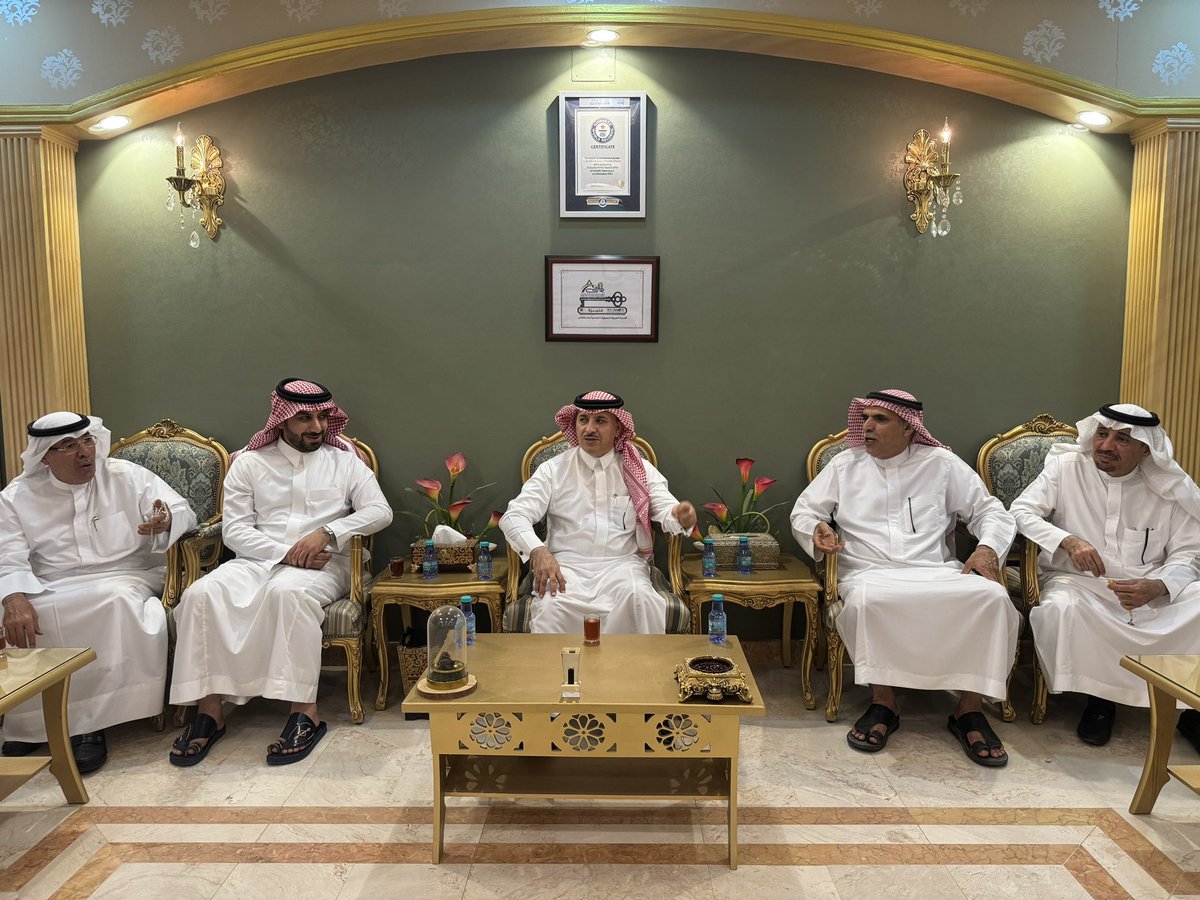 unaizah0's tweet photo. قدموا له الشكر والعرفان لجهوده المباركة في تنمية عنيزة ودعمه للجمعيات والإدارات .
،
،
امتداداً لوفاء عنيزة مع رجالها المخلصين قام محافظ عنيزة المكلف أ. سعد السليم وبرفقة عدد من أعضاء لجنة أهالي عنيزة بزيارة لسعادة الأستاذ عبدالرحمن السليم محافظ عنيزة سابقاً . https://t.co/RMZpnyRdT4
