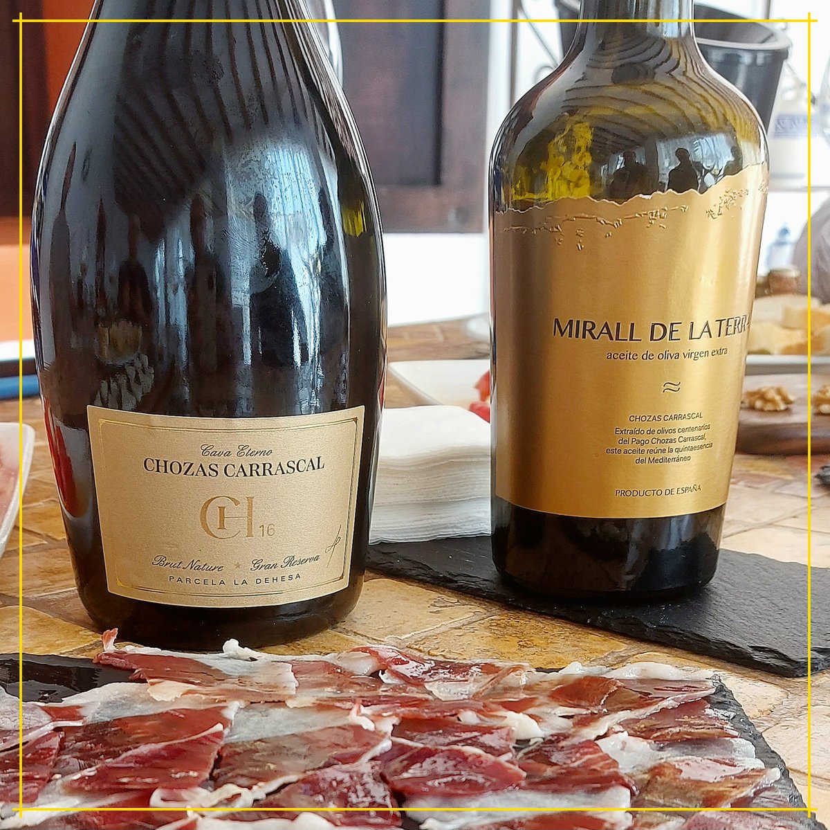 ¿Quieres maravillar como anfitrión?

1.- Un buen jamón.
2.- Un aceite Mirall de la Terra de la variedad Cornicabra.
3.- Un Cava Valenciano Eterno.

Se nos hace la boca agua, ¿verdad que si <a href="/ChozasCarrascal/">Chozas Carrascal</a>?

#tiendagourmetmadrid #Eterno #Aceitederequena #CavaValenciano #maridaje