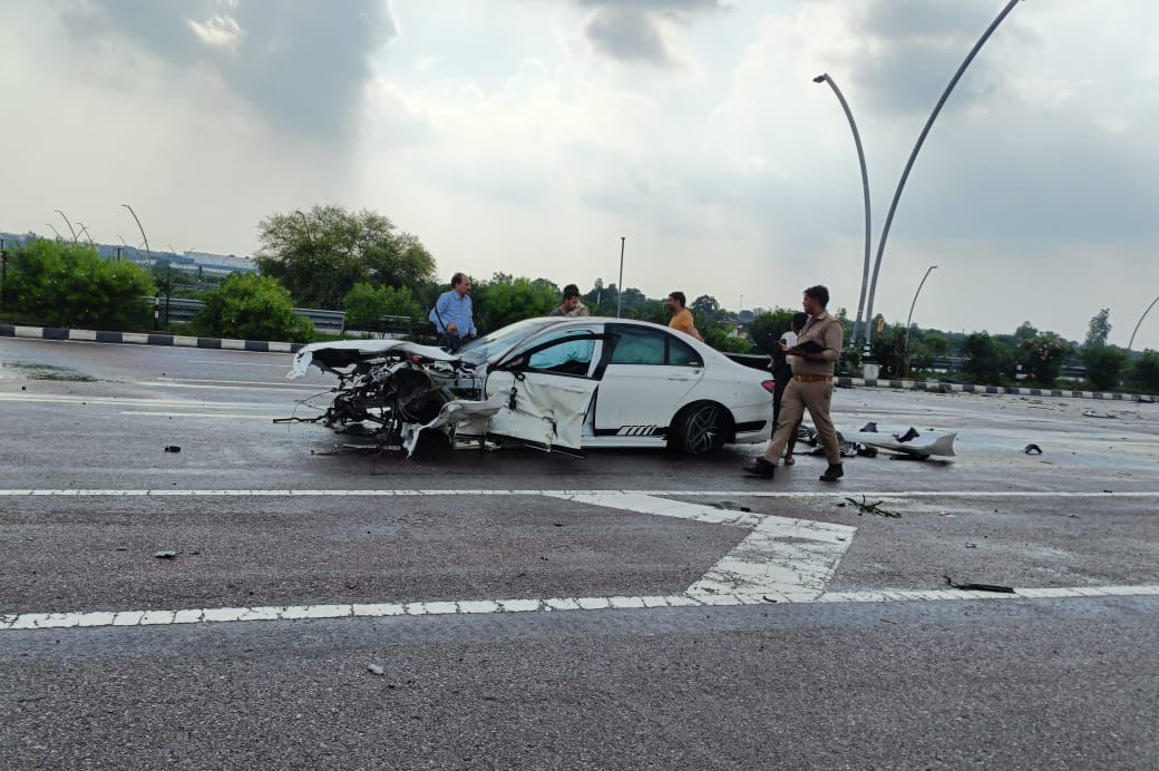 NandiGuptaBJP's tweet image. आज दिल्ली से लखनऊ लौटते समय बेटे अभिषेक और बहू कृष्णिका की गाड़ी दुर्घटनाग्रस्त हो गयी! तस्वीरों की भयावहता देखकर यही लगता है कि जैसे स्वयं महादेव ने साक्षात् उपस्थित होकर किसी अनहोनी को टाल दिया! 

सावन का पवित्र-पावन माह, महादेव की भक्ति-उपासना का महापर्व और इस दुर्घटना में…