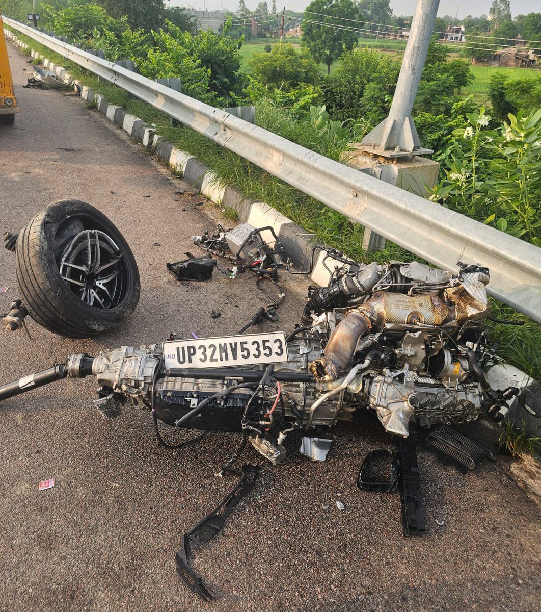 NandiGuptaBJP's tweet image. आज दिल्ली से लखनऊ लौटते समय बेटे अभिषेक और बहू कृष्णिका की गाड़ी दुर्घटनाग्रस्त हो गयी! तस्वीरों की भयावहता देखकर यही लगता है कि जैसे स्वयं महादेव ने साक्षात् उपस्थित होकर किसी अनहोनी को टाल दिया! 

सावन का पवित्र-पावन माह, महादेव की भक्ति-उपासना का महापर्व और इस दुर्घटना में…