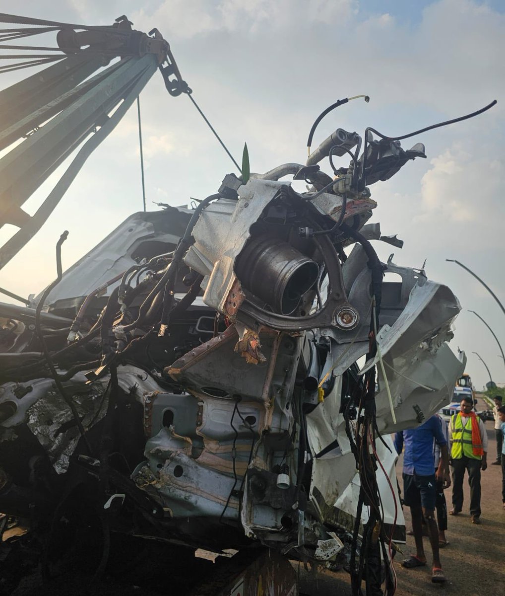 NandiGuptaBJP's tweet image. आज दिल्ली से लखनऊ लौटते समय बेटे अभिषेक और बहू कृष्णिका की गाड़ी दुर्घटनाग्रस्त हो गयी! तस्वीरों की भयावहता देखकर यही लगता है कि जैसे स्वयं महादेव ने साक्षात् उपस्थित होकर किसी अनहोनी को टाल दिया! 

सावन का पवित्र-पावन माह, महादेव की भक्ति-उपासना का महापर्व और इस दुर्घटना में…