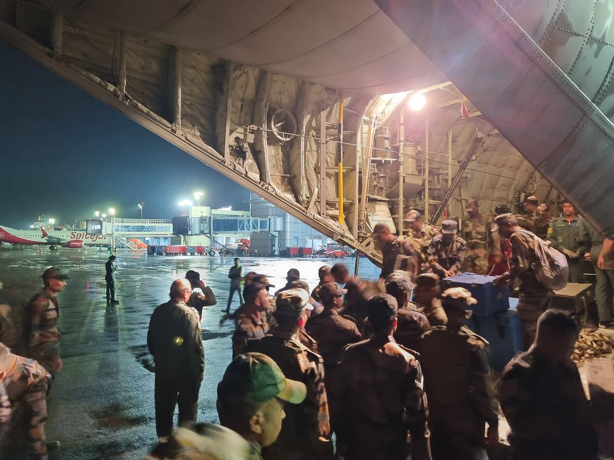 SpokespersonMoD's tweet photo. UPDATE: #WayanadLandslide
Second column of troops from #Pangode Military Station arrived in #Kozhikode, equipped with rescue gear and ready to assist in ongoing operations.
#wecare #Wayanad #RescueOperations https://t.co/sduMWipRn8