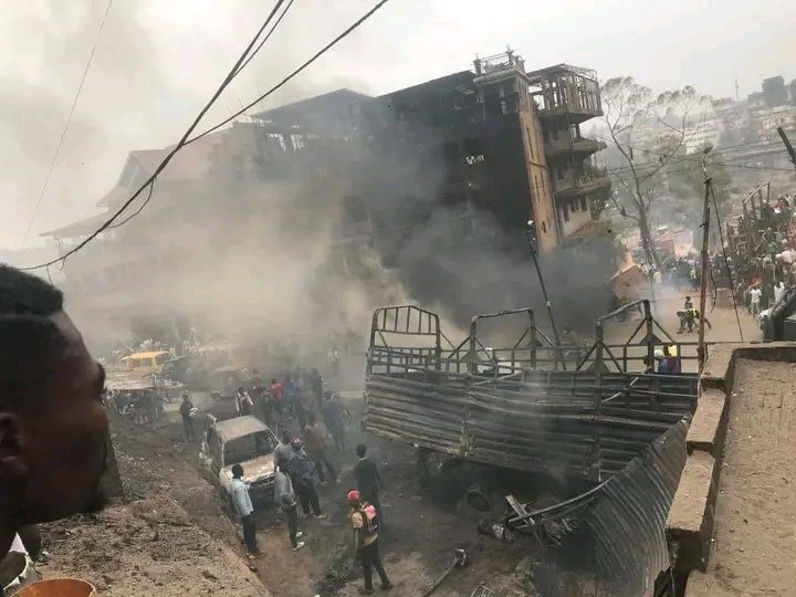 #RDC INCENDIE À BUKAVU CE MARDI 

Le camion anti incendie de la commune de Kadutu a réussi à éteindre le feu qui s’est déclaré à la station-service à coté de l’Hôpital général de Bukavu et s’est propagé à un immeuble en face, calcinant presque tout.😒

Ah mbok'oyo