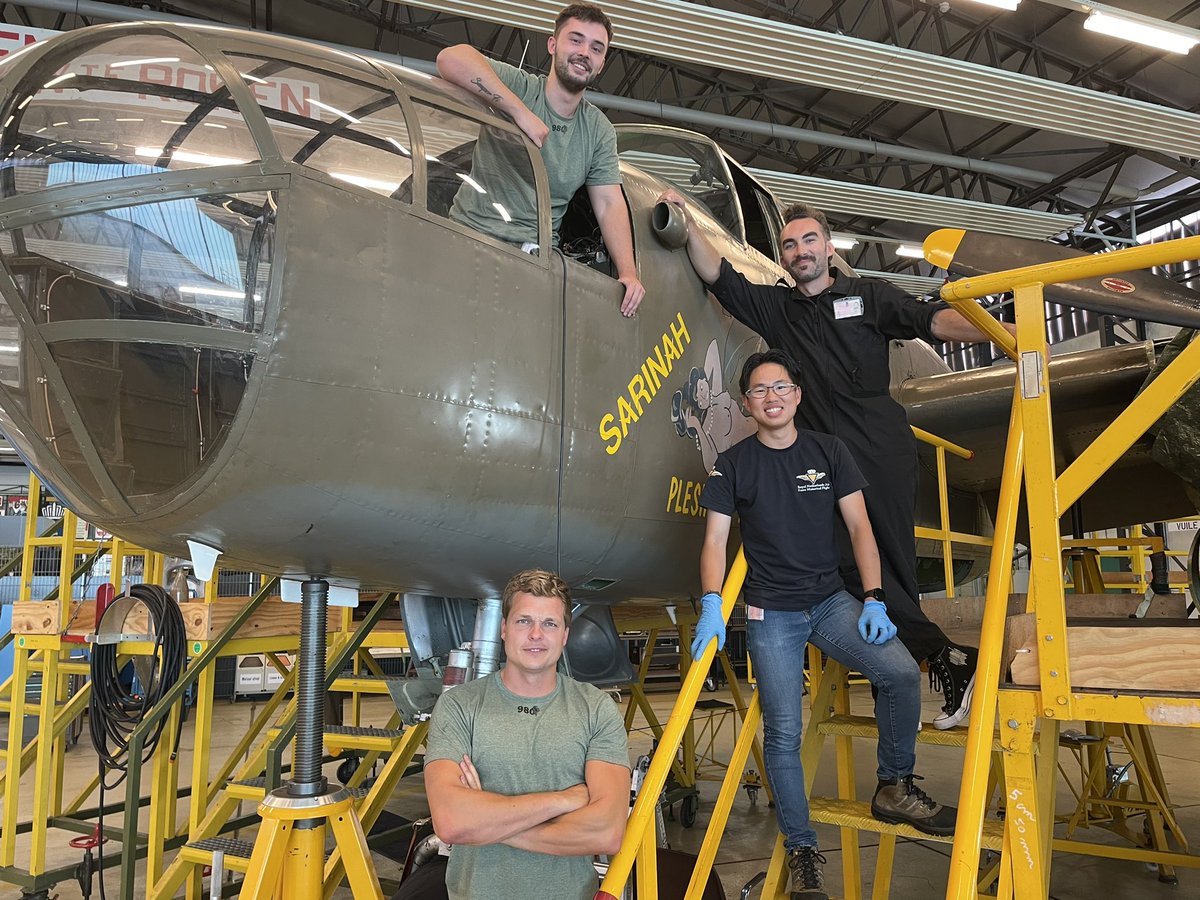 ttenhaaf's tweet image. Jong &amp;amp; geïnteresseerd in historische luchtvaart. Dat zijn ze! Zo sleutelen Kyle en zijn collega’s aan een B25 bommenwerper uit de Tweede Wereldoorlog. Andere jongeren dragen op een andere manier bij aan het levend houden van vliegend militair erfgoed bij de KLu Historische Vlucht