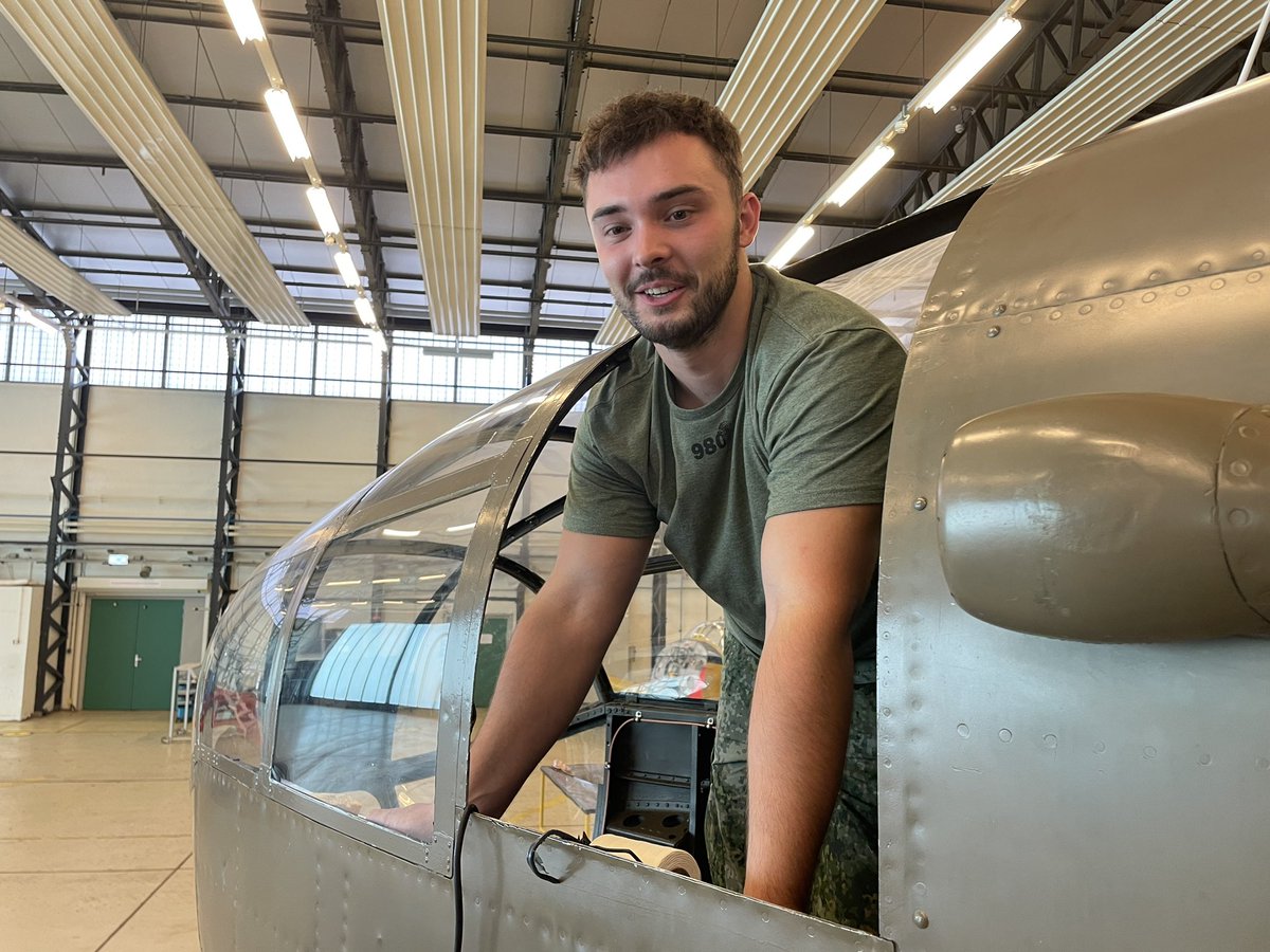 ttenhaaf's tweet image. Jong &amp;amp; geïnteresseerd in historische luchtvaart. Dat zijn ze! Zo sleutelen Kyle en zijn collega’s aan een B25 bommenwerper uit de Tweede Wereldoorlog. Andere jongeren dragen op een andere manier bij aan het levend houden van vliegend militair erfgoed bij de KLu Historische Vlucht