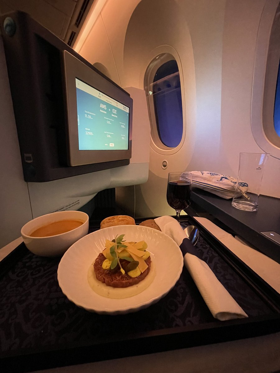 spbverhagen's tweet photo. #KLM Business Class. Foto van een passagier die erg tevreden was! Leuk om te horen #KLM701 #BuenosAires #Boeing789 #Dreamliner @klm @KLM_press #afkl https://t.co/9emlQDZbtE
