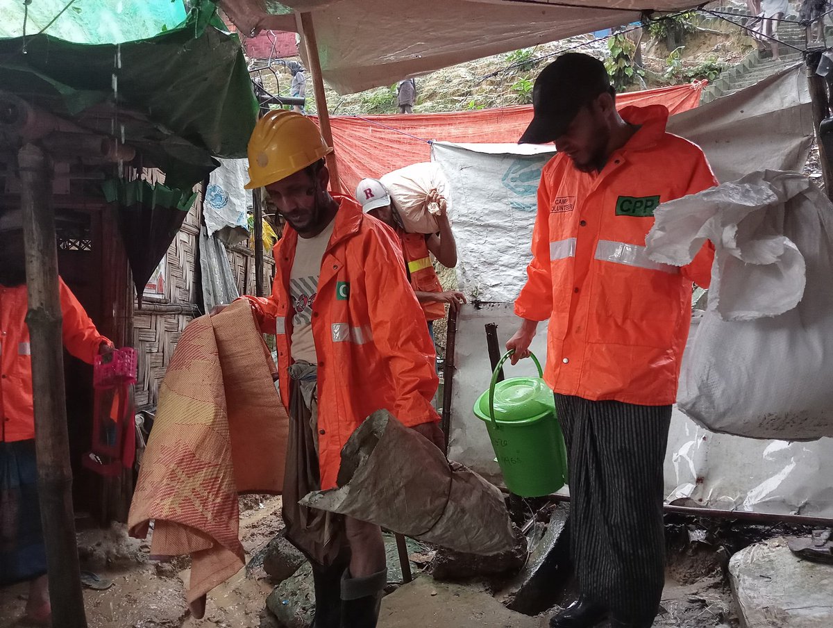 arafin_karim's tweet photo. Monsoon rains in Cox's Bazar 🇧🇩 bring challenges to #refugee camps, but 3,300 dedicated &amp; skilled refugee #volunteers are working tirelessly to ensure safety and comfort for those living there. 
#MonsoonSeason
@BDRCS1 #CPP @ifrc @RedCross
📷 Collected from CPP https://t.co/FWlTwbBoJh